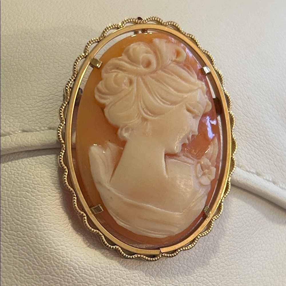 Vintage Cameo Brooch in Gold and Cream